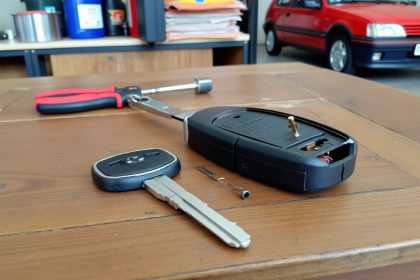 découvrez notre guide pratique pour remplacer la batterie de la clé de votre peugeot 205. suivez nos étapes simples et assurez-vous que votre clé fonctionne parfaitement pour un accès facile à votre véhicule.